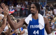 队报：法国男篮内线萨尔小腿受伤需休战数周，将缺席欧锦赛剩余比赛